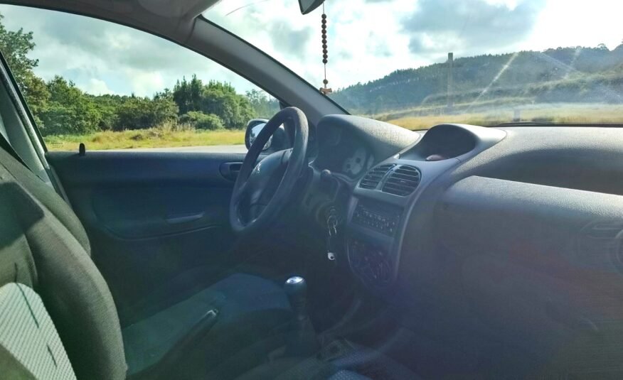 PEUGEOT 206 1.1i